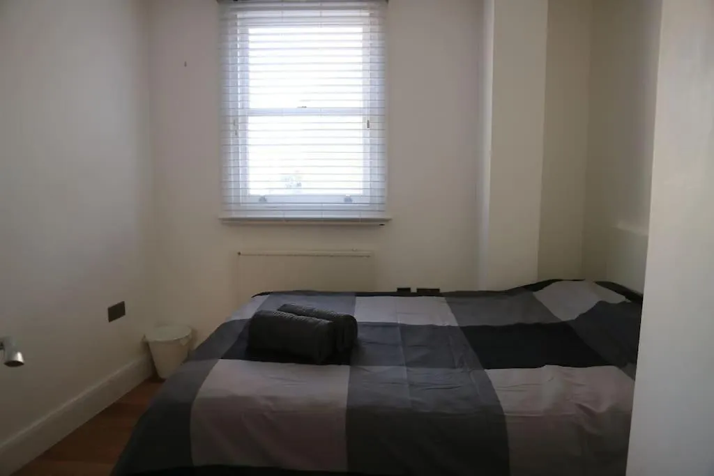 2 Bedroom Modern, Simple Flat In Broadway Market Londra 0*,