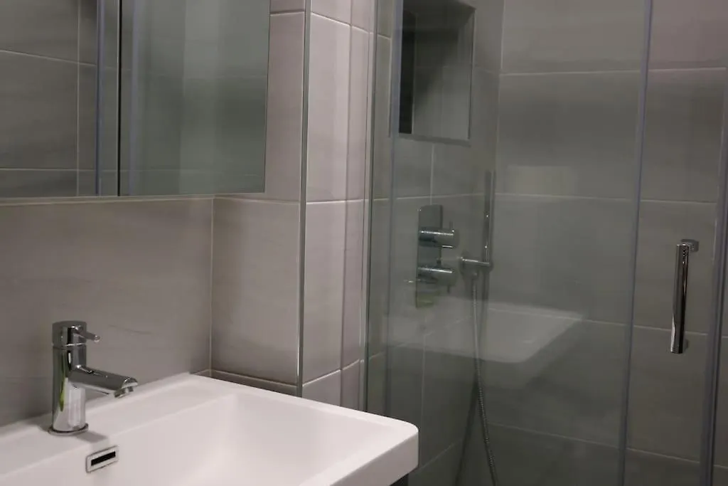2 Bedroom Modern, Simple Flat In Broadway Market Londra Appartamento