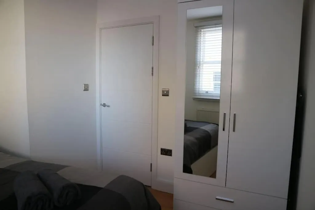 2 Bedroom Modern, Simple Flat In Broadway Market Londra