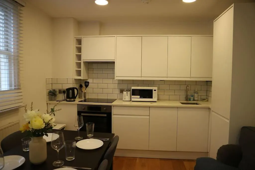 2 Bedroom Modern, Simple Flat In Broadway Market Londra