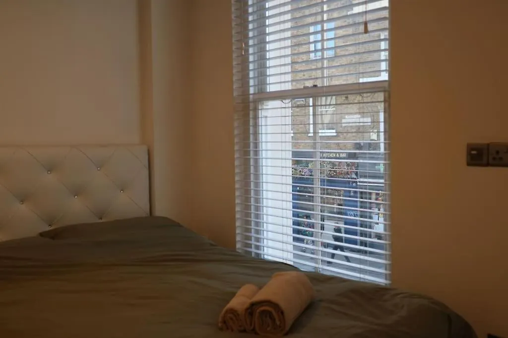 2 Bedroom Modern, Simple Flat In Broadway Market Londra 0*,