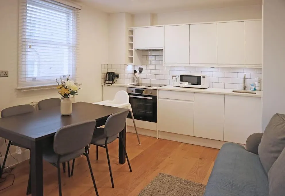 2 Bedroom Modern, Simple Flat In Broadway Market Londra