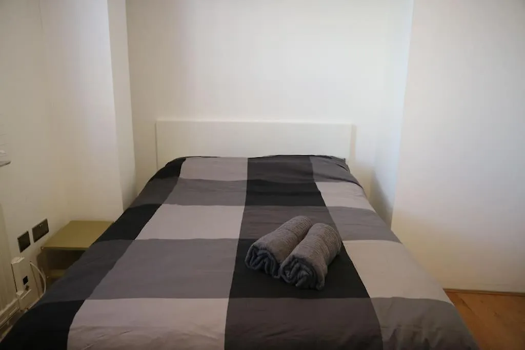 2 Bedroom Modern, Simple Flat In Broadway Market Londra