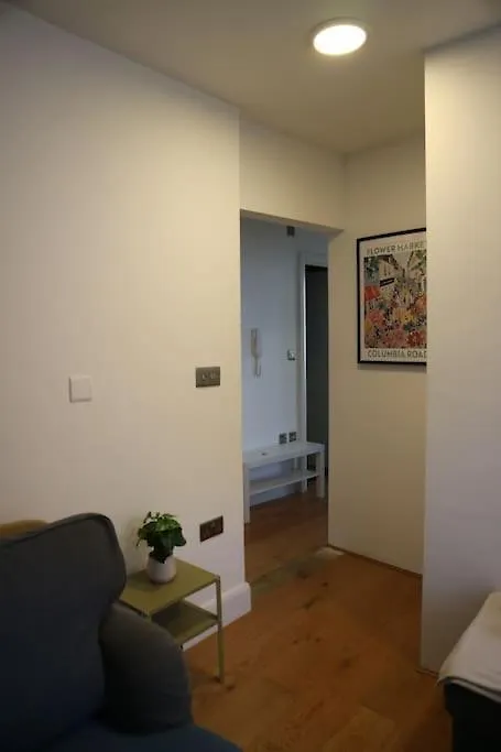 2 Bedroom Modern, Simple Flat In Broadway Market London Apartment