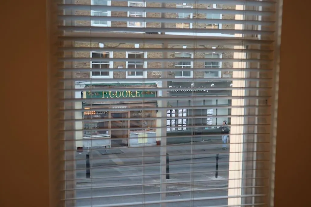 2 Bedroom Modern, Simple Flat In Broadway Market London 0*,