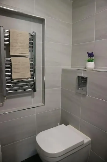2 Bedroom Modern, Simple Flat In Broadway Market London 0*,