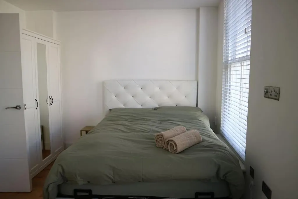 2 Bedroom Modern, Simple Flat In Broadway Market London United Kingdom