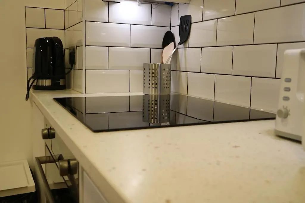 2 Bedroom Modern, Simple Flat In Broadway Market London Apartment