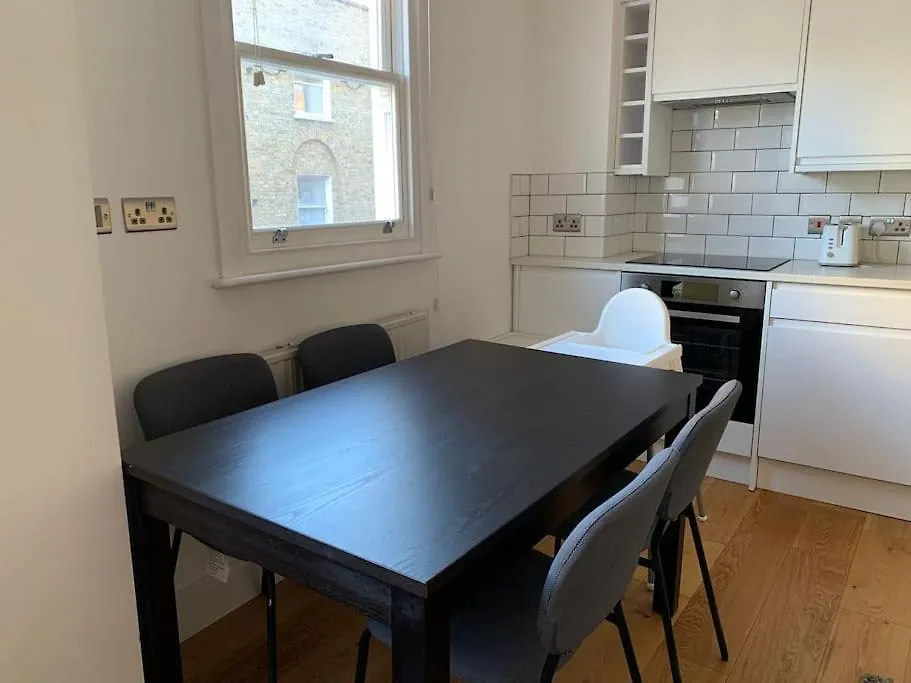 2 Bedroom Modern, Simple Flat In Broadway Market London Apartment