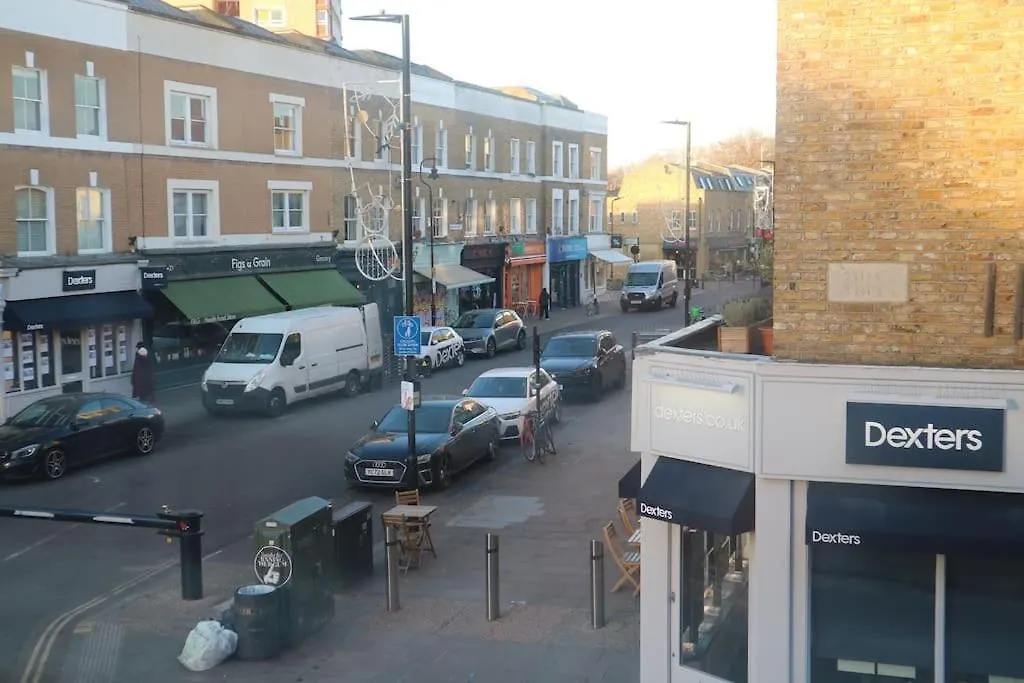 2 Bedroom Modern, Simple Flat In Broadway Market London Apartment