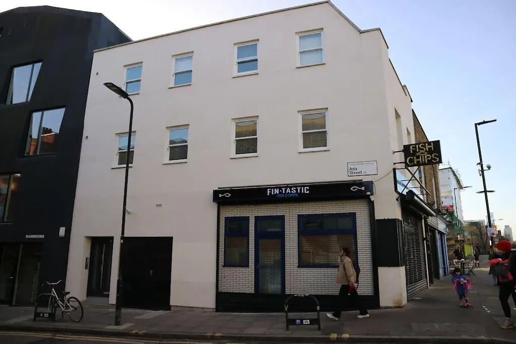 2 Bedroom Modern, Simple Flat In Broadway Market London Apartment