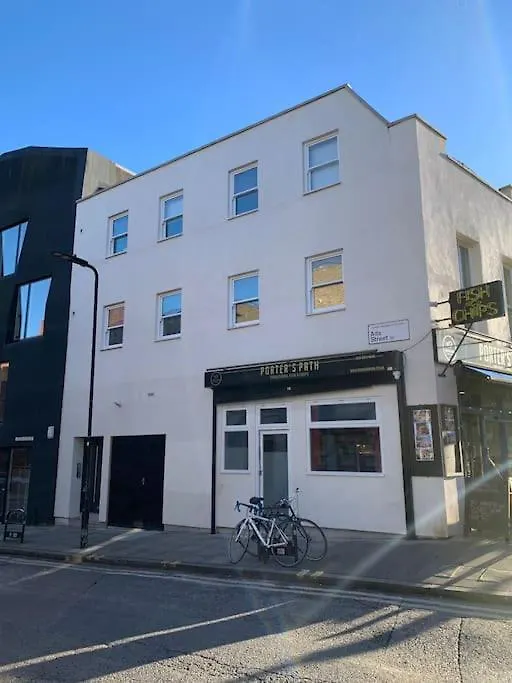 2 Bedroom Modern, Simple Flat In Broadway Market 런던